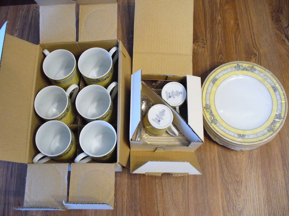 Zestaw porcelany: kubki, filiżaneczki, talerzyki