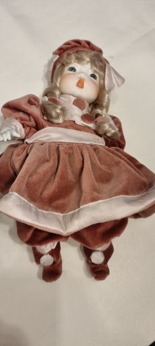 Boneca antiga em porcelana e vestido de veludo rosa