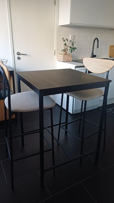 Mesa alta com 2 cadeiras
