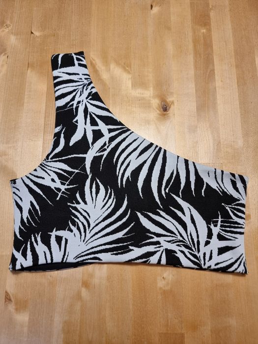 Top assimétrico Zara com estampa de folhas