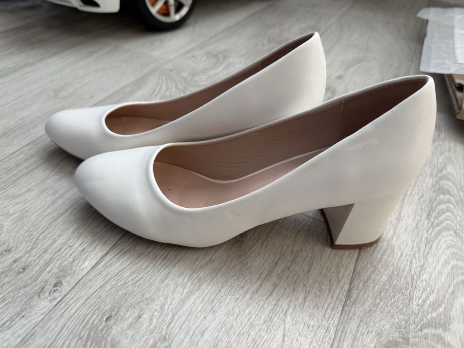 Весільні туфлі білі