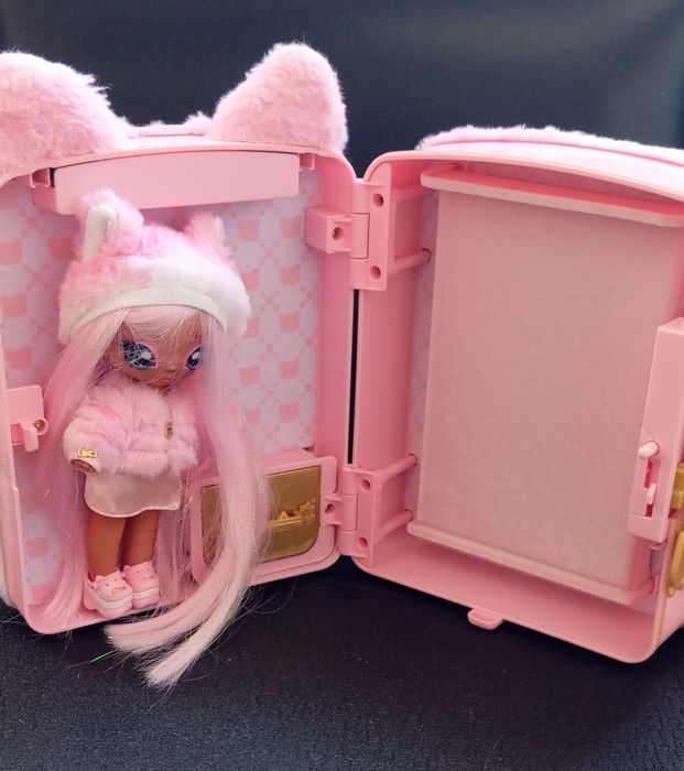 Boneca Na Na Na mochila surpresa 3 em 1.