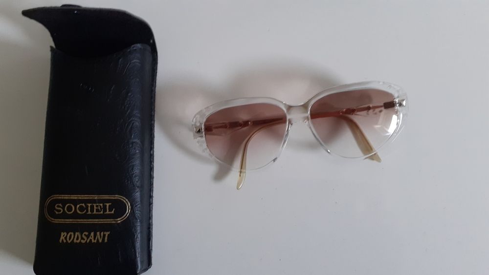 Chinelos caseiros novos, porta retratos, tomadas