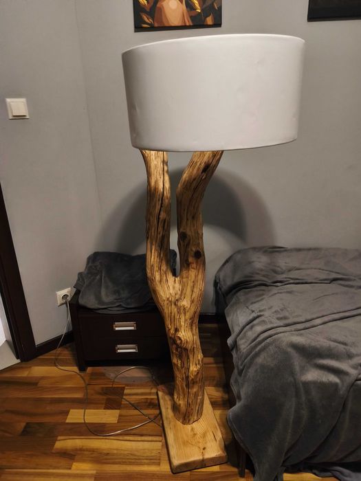 Lampa z konaru drzewa liściastego