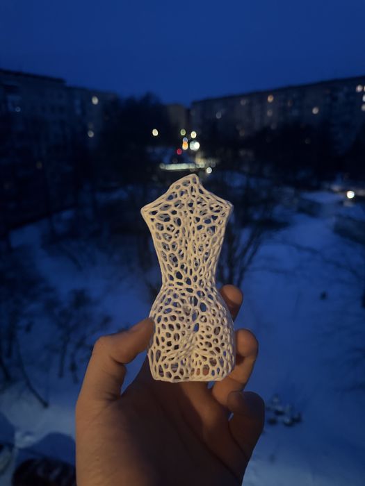 Фігурка жіночого тіла, колір — білий, 3D-принтер.