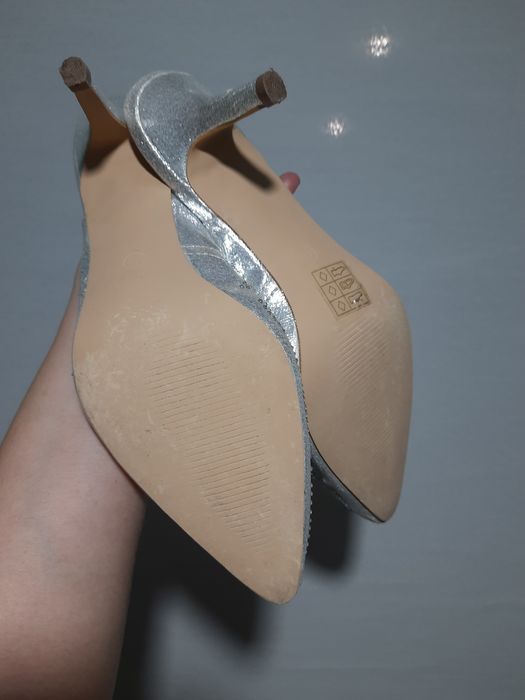 Срібні слінгбеки босоніжки на зручних підборах 7 см Sko's 40