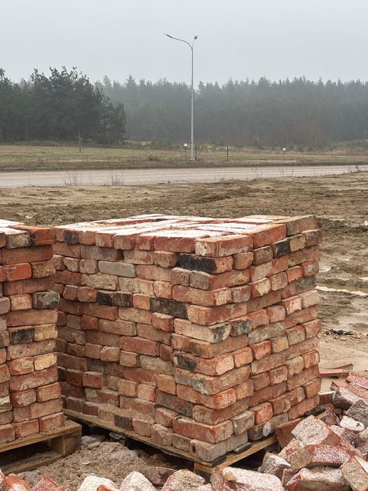 Stara cegła rozbiórkowa – czerwona/pomarańczowa, idealna do dekoracji