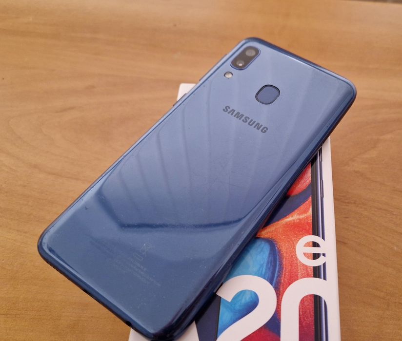 Telefon Samsung Galaxy A20 niebieski