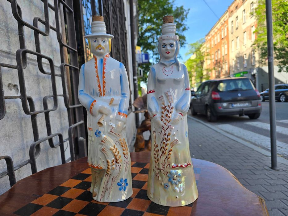 Stare ceramiczne karafki figurki para