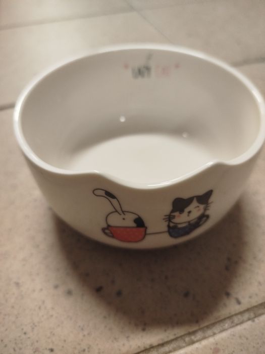Nowe białe ceramiczne miski dla kota