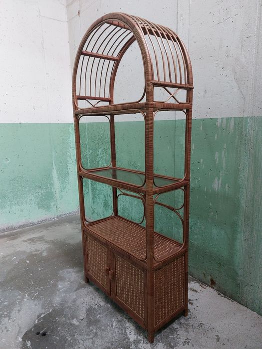 Estante Vintage dos Anos 60, em vime e vidro.