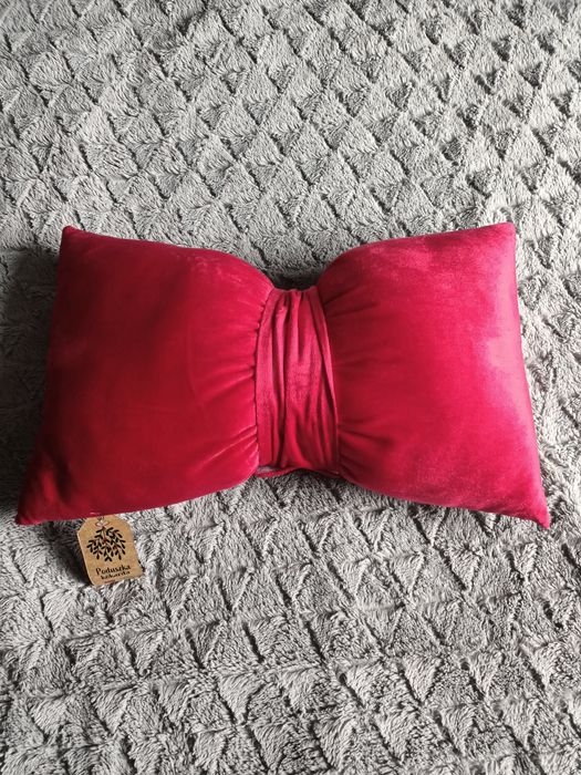 Czerwona poduszka kokarda