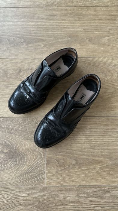 Sapatos da marca miu miu