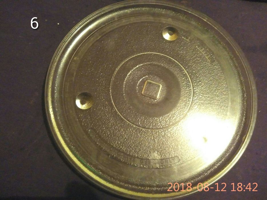 Pratos de microondas e algumas peças k fazem girar os pratos