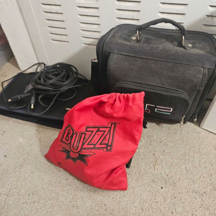 PS2 Slim + 2 Comandos + Buzz + Jogos Originais – Completa