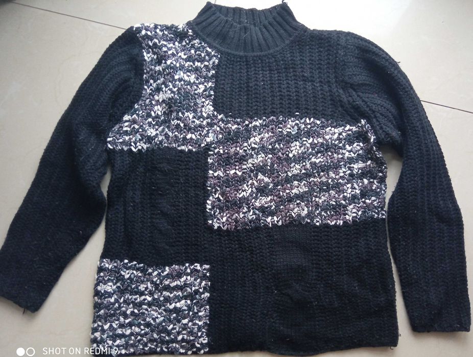 Sweter czarny półgolf 44 46 geometryczny wzór melanż