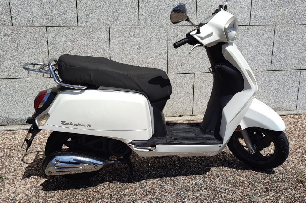 Vendo ou troco Scooter de 2016 de 70cc 2T aceito troca carro ou mota mesmo avariad ou c danos