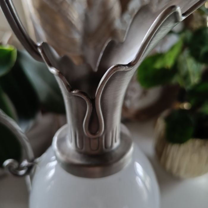 Jarra decorativa em vidro opalino branco com detalhesmetal prateado