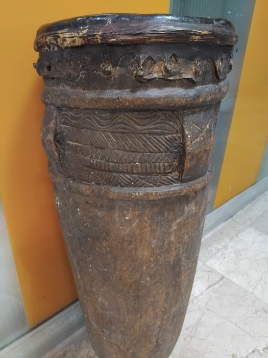 Tambor  antigo  arte africano  com 85cm