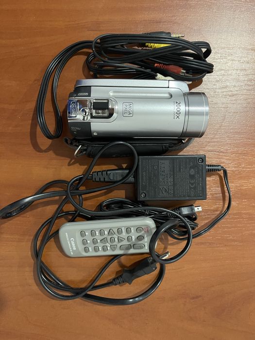 Цыфровая видеокамера Canon FS 10