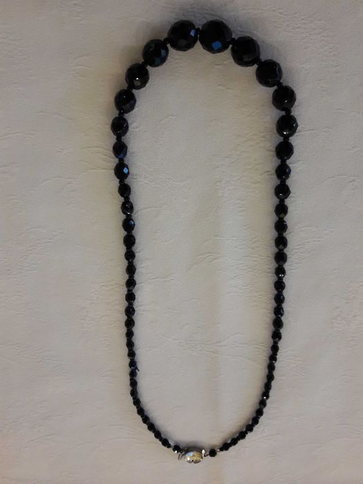 Eleganckie, czarne korale