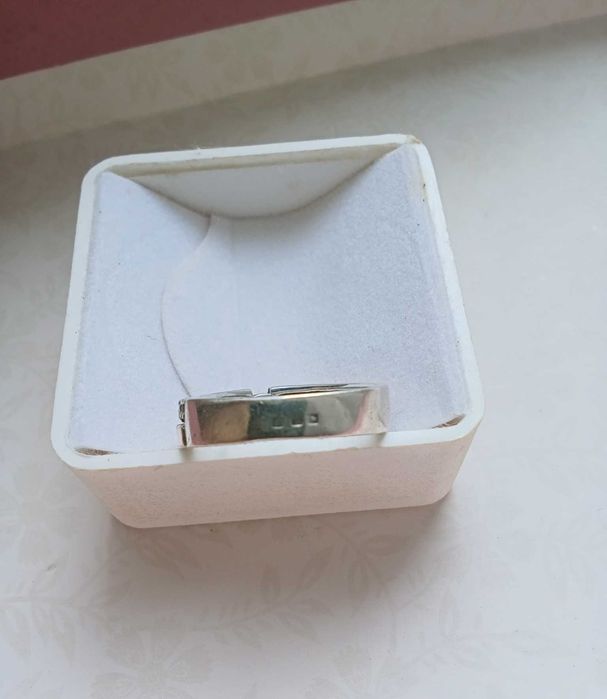 Anel em prata dourada e zirconias