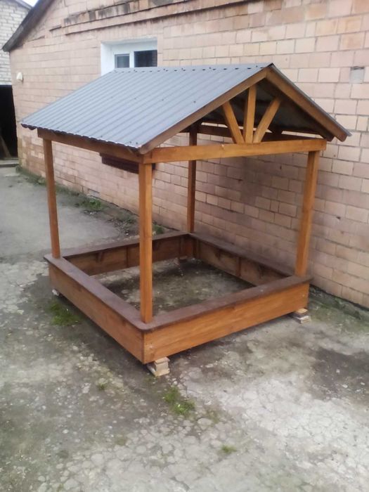 Пісочниця з дахом