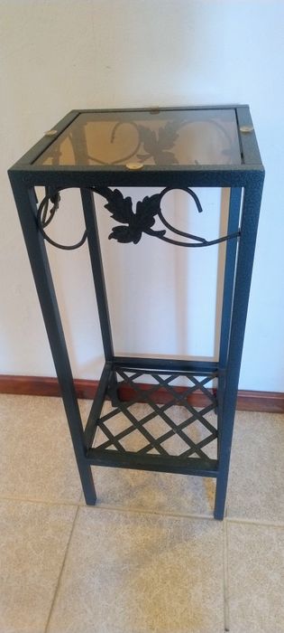 Mesa de apoio decorativa em metal com tampo de vidro