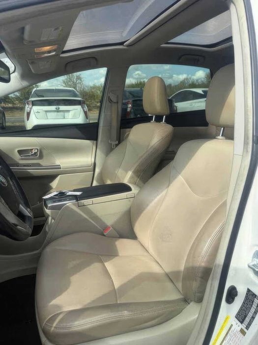 Toyota Prius v Five      2015