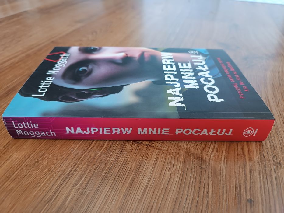 Książka "Najpierw mnie pocałuj" Lottie Moggach, thriller