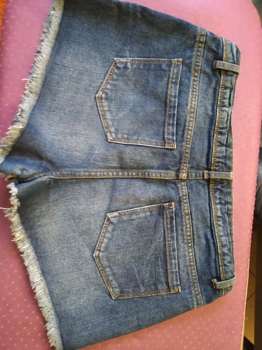 Calções de ganga e t-shirt