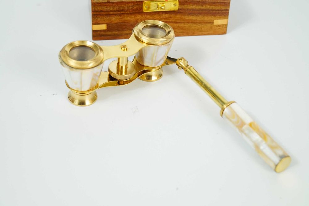 Mosiężna lornetka teatralna perłowo złota drewniane pudełko