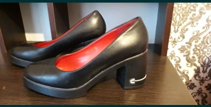 Чёрные туфли на каблуке