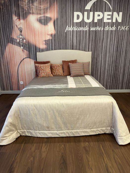 Cama de casal estofada