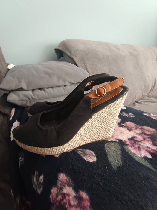 Czarne buty na koturnie