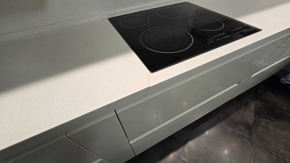 Біла кухня Г-подібної форми із вбудованою технікою