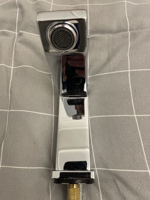 Змішувач для умивальника