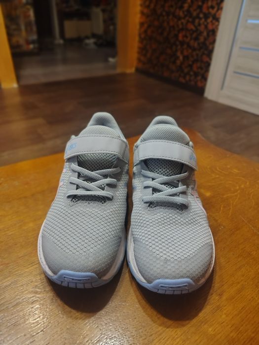 Продам кросівки Asics