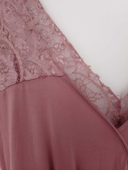 Długa maxi sukienka na wesele z rozcięciem i koronką brudny róż