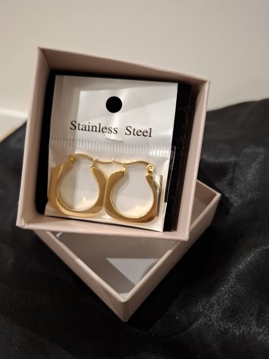 Argolas douradas novas
Aço 
Orelha furada 
Novas