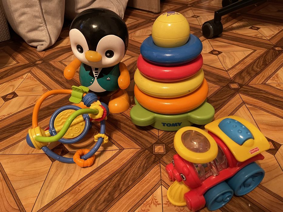Іграшки від 6міс(пірамідка Tomy,паровозик FisherPrice, музич Пінгвін
