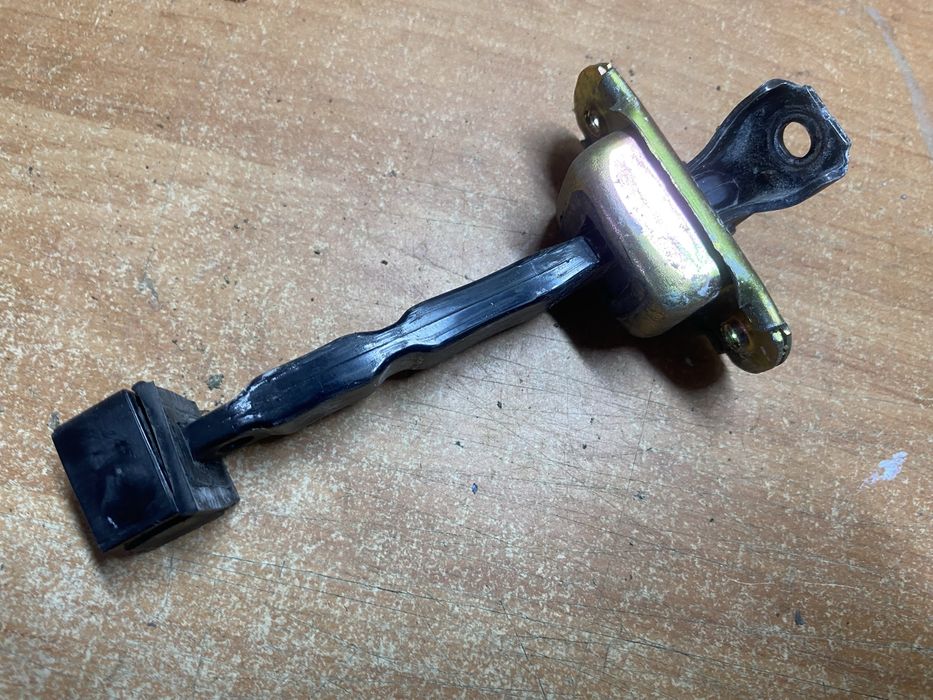 Mitsubishi Lancer 9 обмежувач, ограничитель передней левой двери Лансе