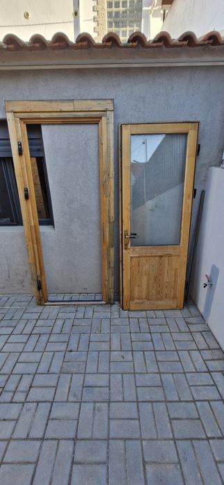 Porta de madeira com vidro duplo