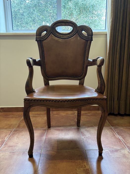 Cadeirão em madeita maciça e couro