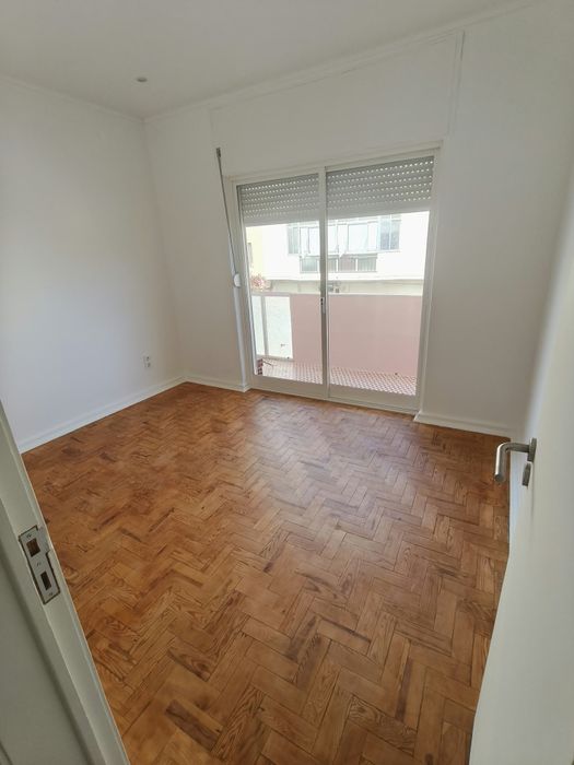 Arrendamento Apartamento T1, possibilidade de fazer um Qt dividido a sala Baixa da Banheira ao lado da estação de comboio s