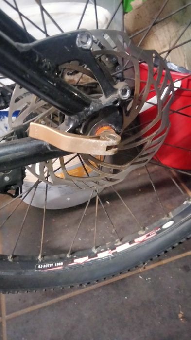Vendo bike boa para estrada , de terra e bike de grau