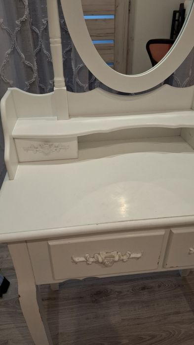 Toaletka biała z lustrem