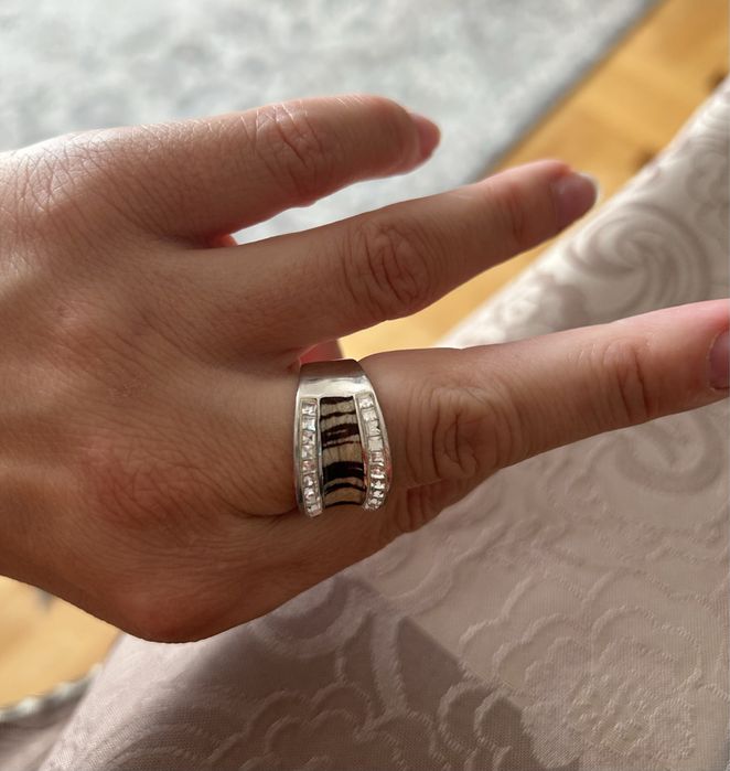 Srebrny pierścionek pr.925 rozm.15, ceramiczna zebra krem brąz