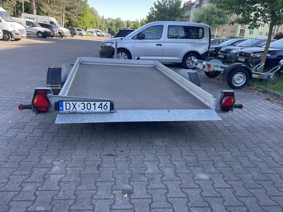 Przyczepa Humbaur do przewożenia motocykli, quadów lub małych samochodów typu Smart.