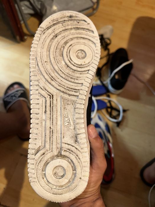 Nike Air Force 1 pretos com uma sola branca